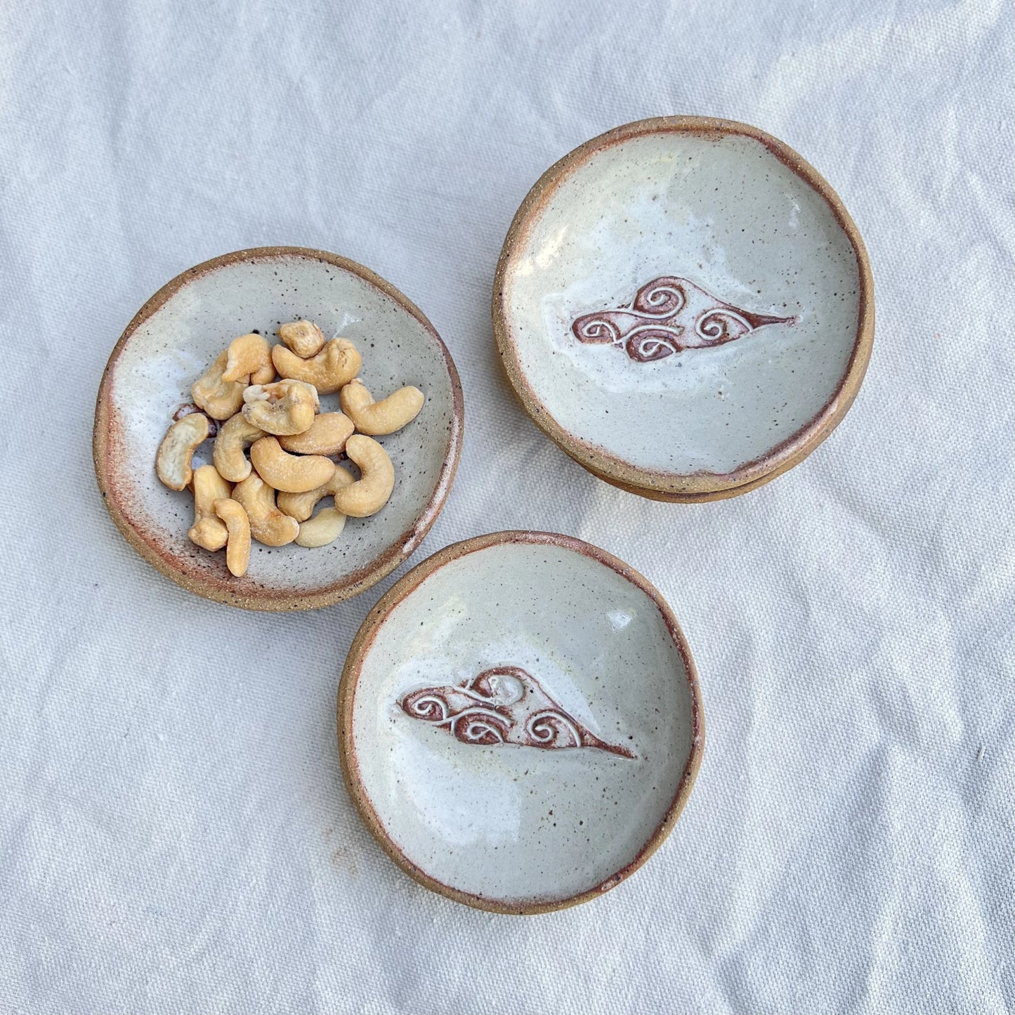 Speckled Ceramic Cloud Plates in Wheat